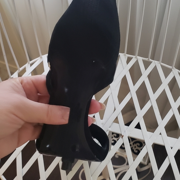 Vince Camuto - Picture 5 of 6